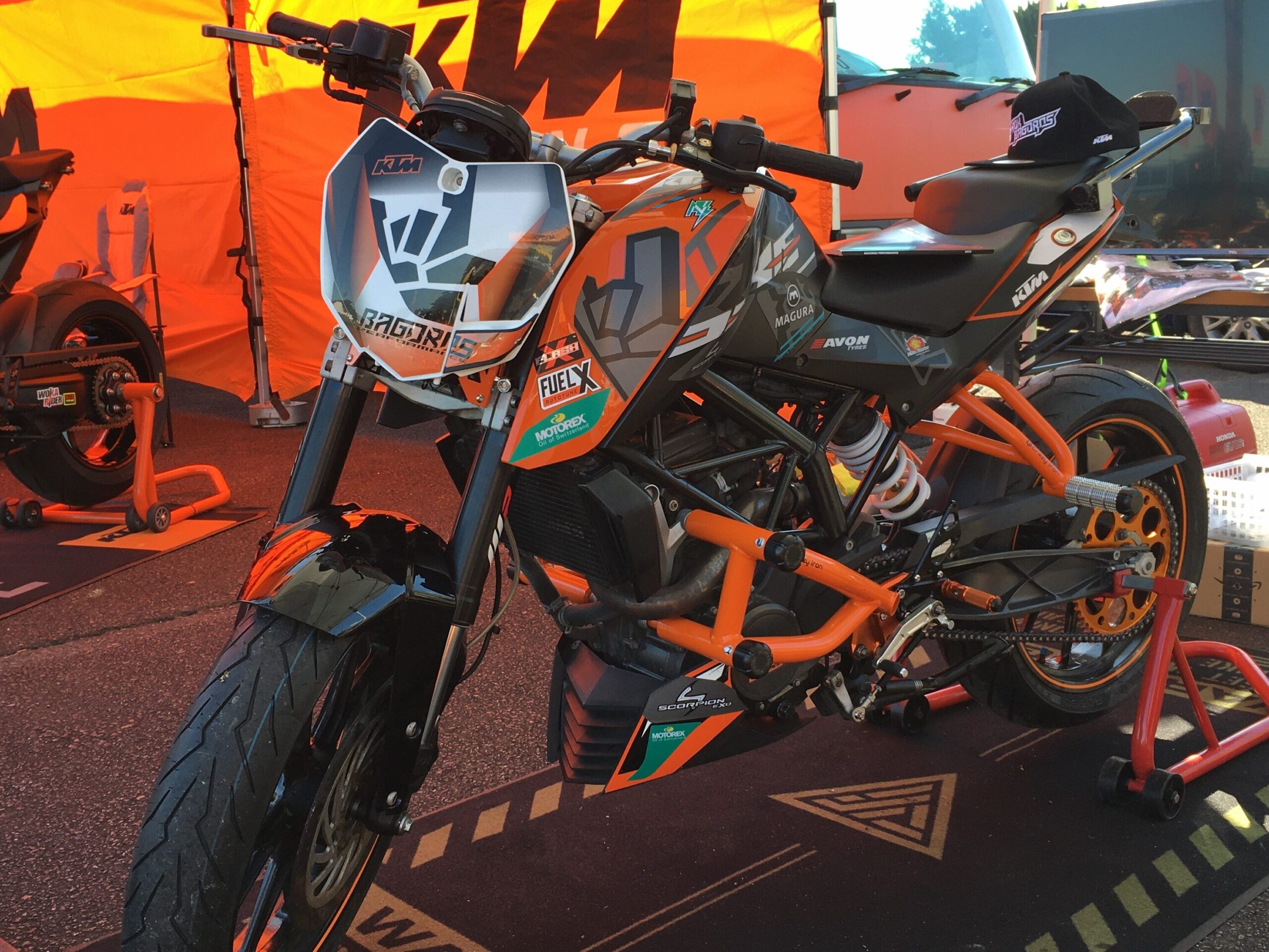 ダイヤ バイク カスタムグリップ レッド ストーン埋め込み KTM DUKE ドゥカティ ハスクバーナ フサベル