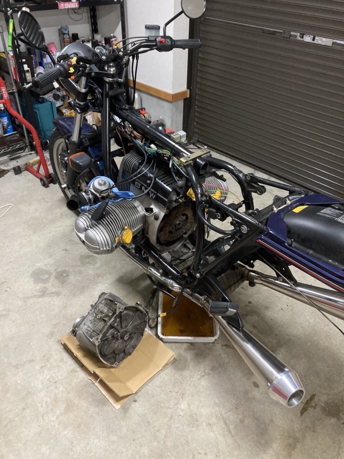 様々な工具が並ぶ整備工場と修理中のバイク