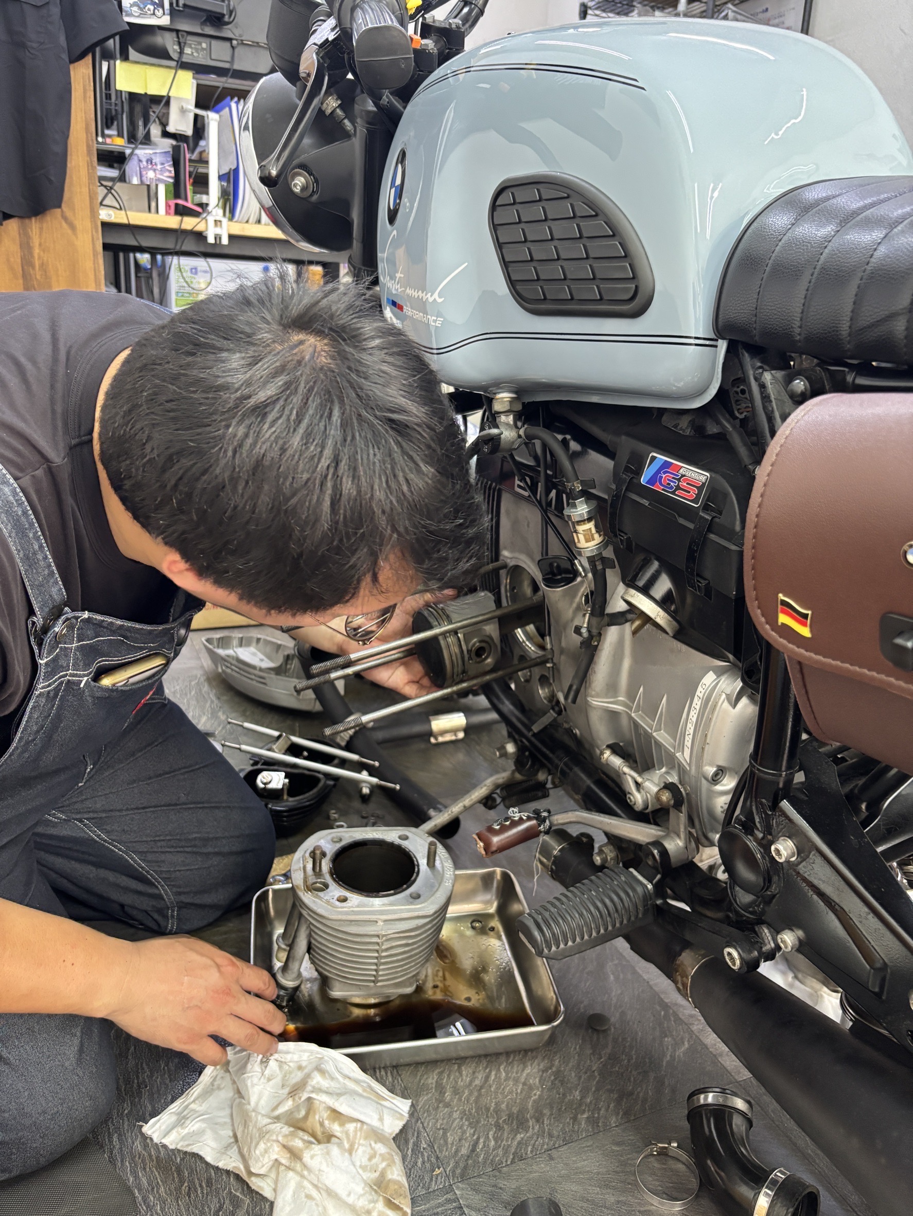 様々な工具が並ぶ整備工場と修理中のバイク
