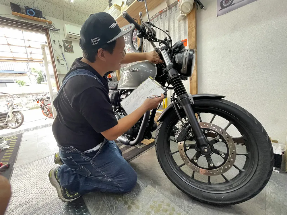 熊本でバイク整備・車検を行う小山バイクショップのピット風景