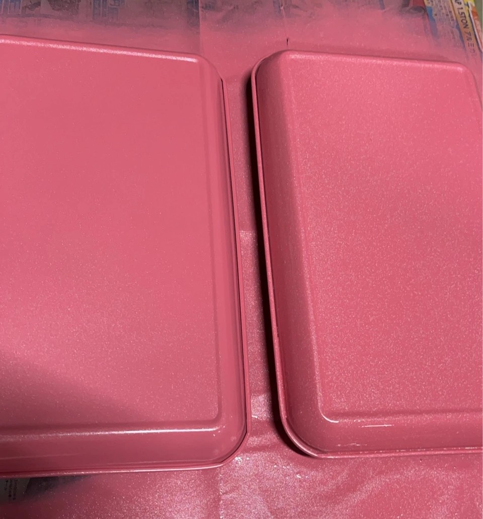 カラーサンプルを見ながらお客様と打ち合わせする様子