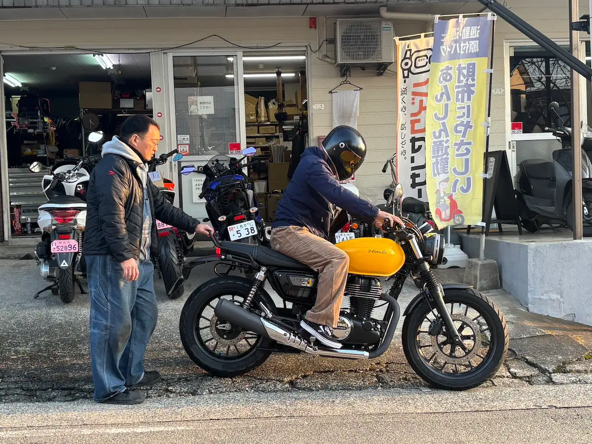 熊本で整備の職人を目指せる小山バイクショップのピット風景