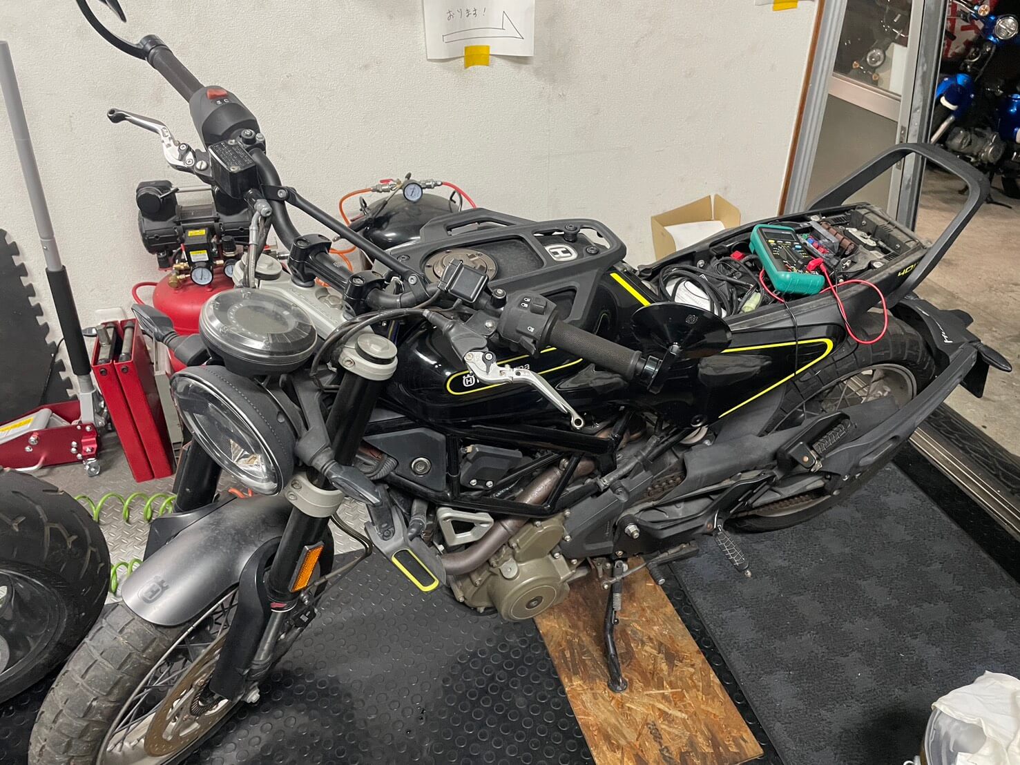 小山バイクショップの店内でシートを外して点検中のスヴァルトピレン401