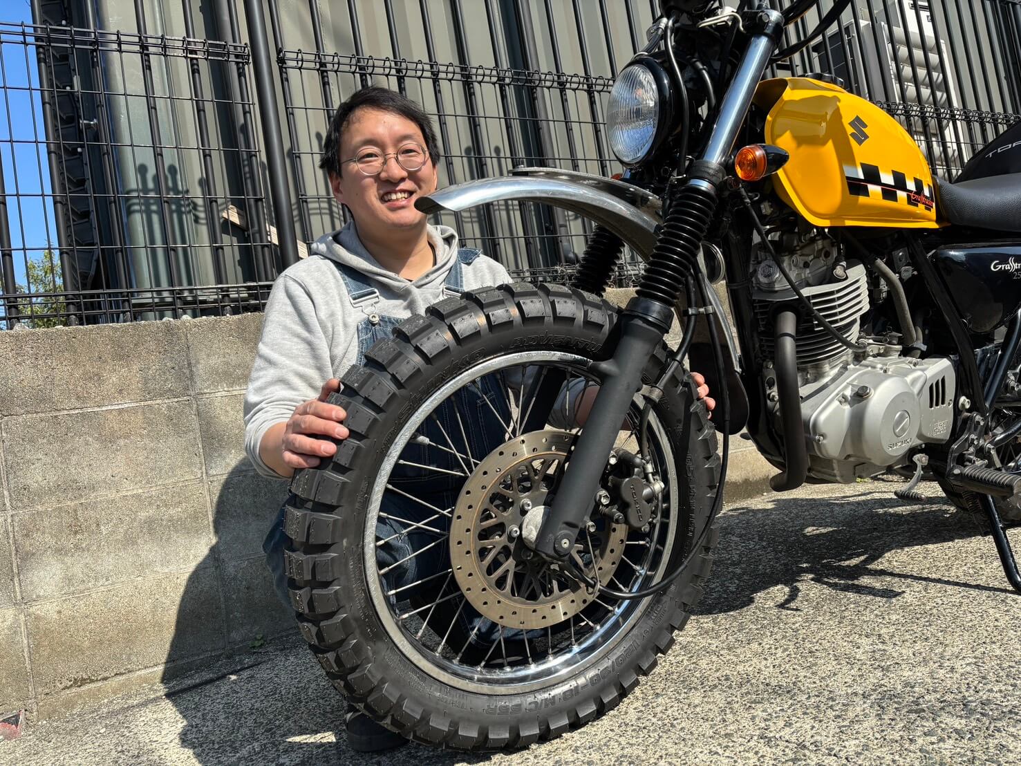 完成したグラストラッカーの横で笑顔を見せる左右田